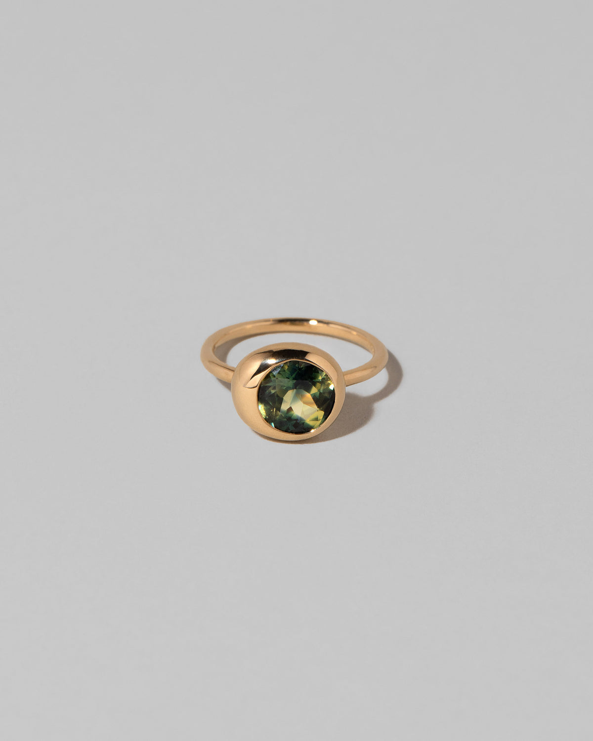 Bicolor Sapphire Grand Level Ring on light color background.