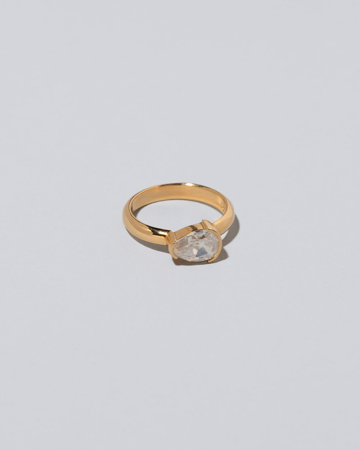 View from the side of the Effervescence Ring on light color background.