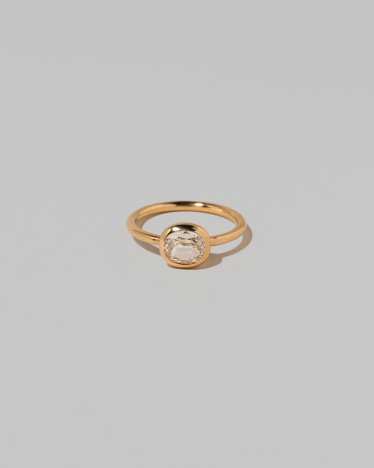 Gusher Diamond Ring 018 on light color background.