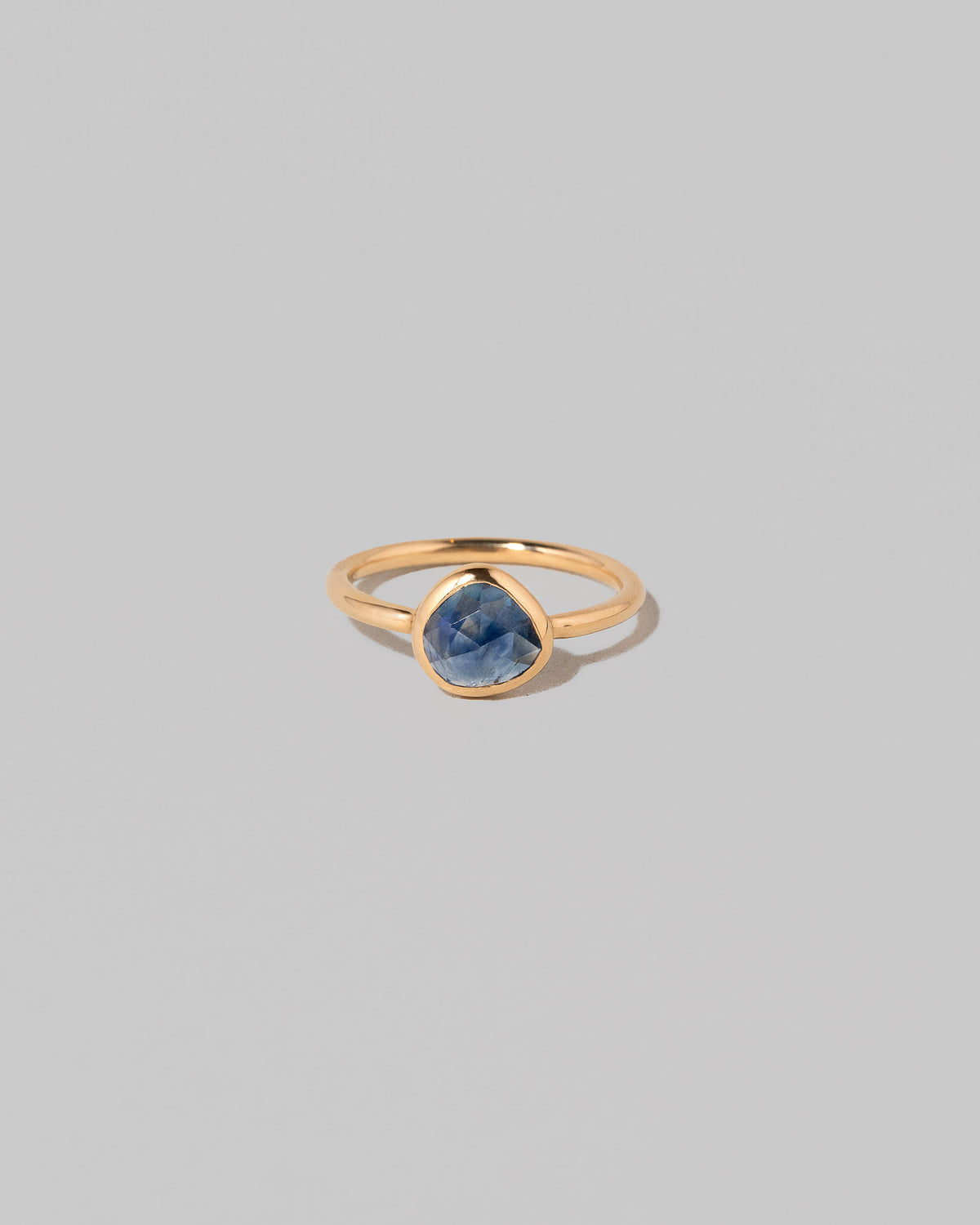 Gusher Blue Sapphire Ring 005 on light color background.