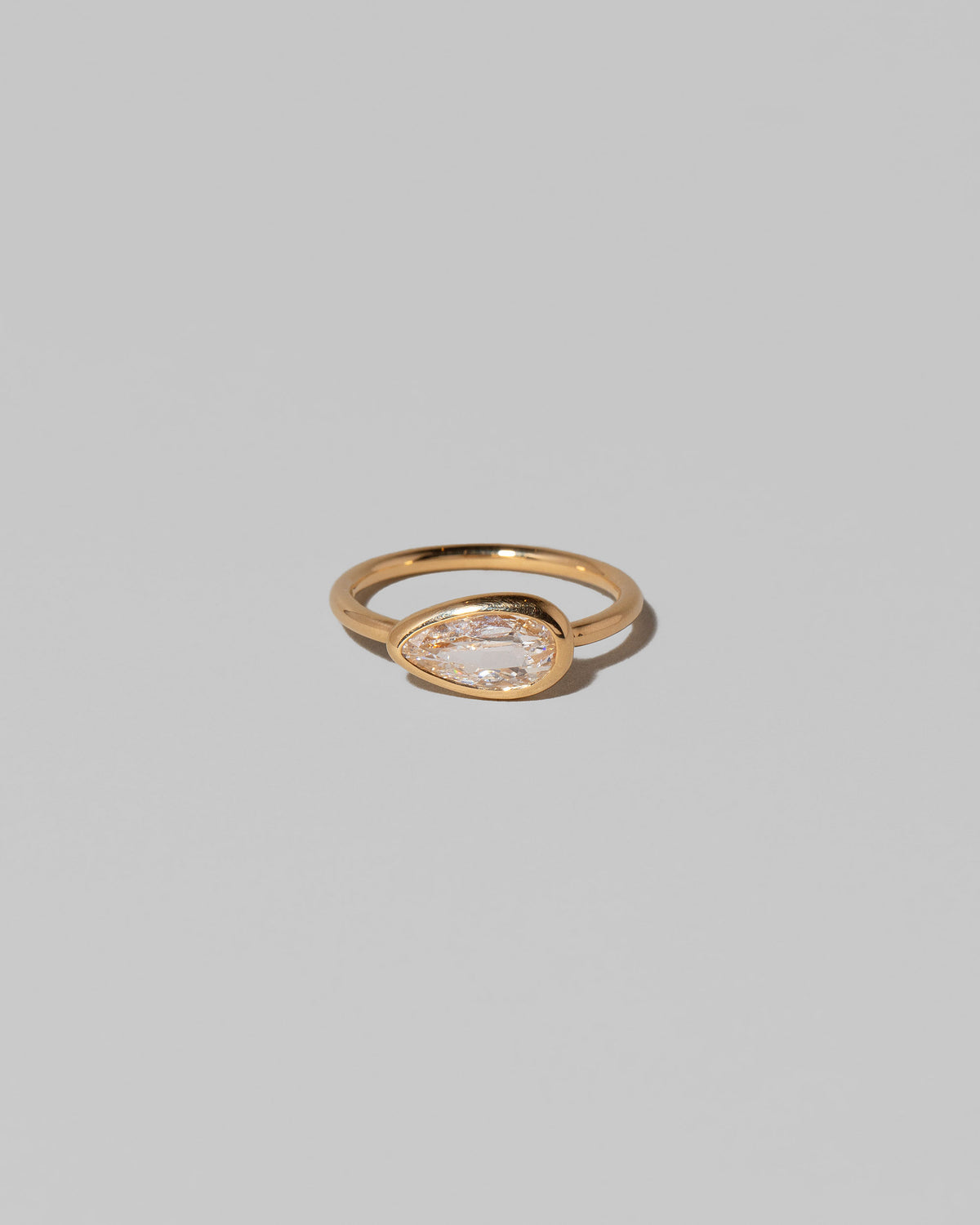 Gusher Diamond Ring 014 on light color background.