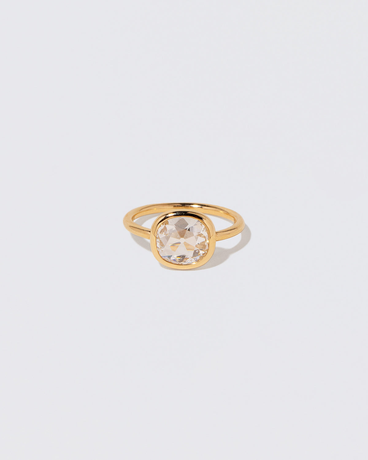 Gusher Diamond Ring 058 on light color background.