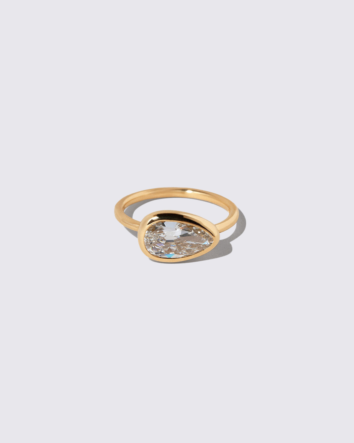 Gusher Diamond Ring 041 on light color background.
