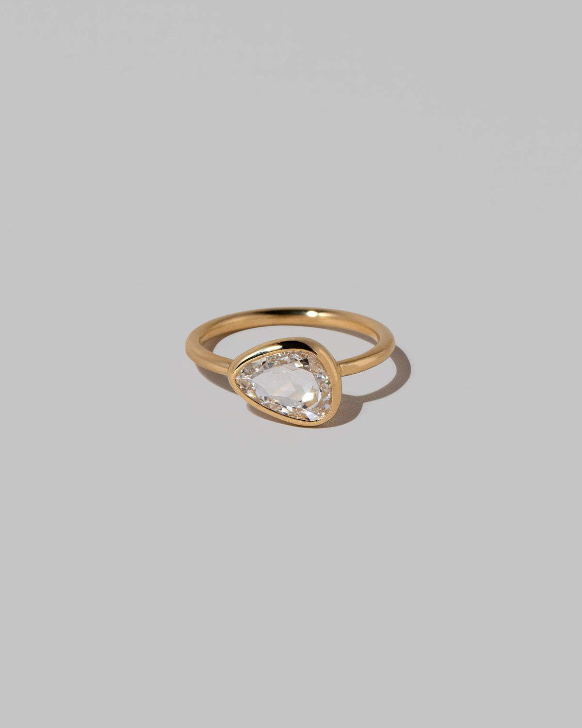 Gusher Diamond Ring 042 on light color background.