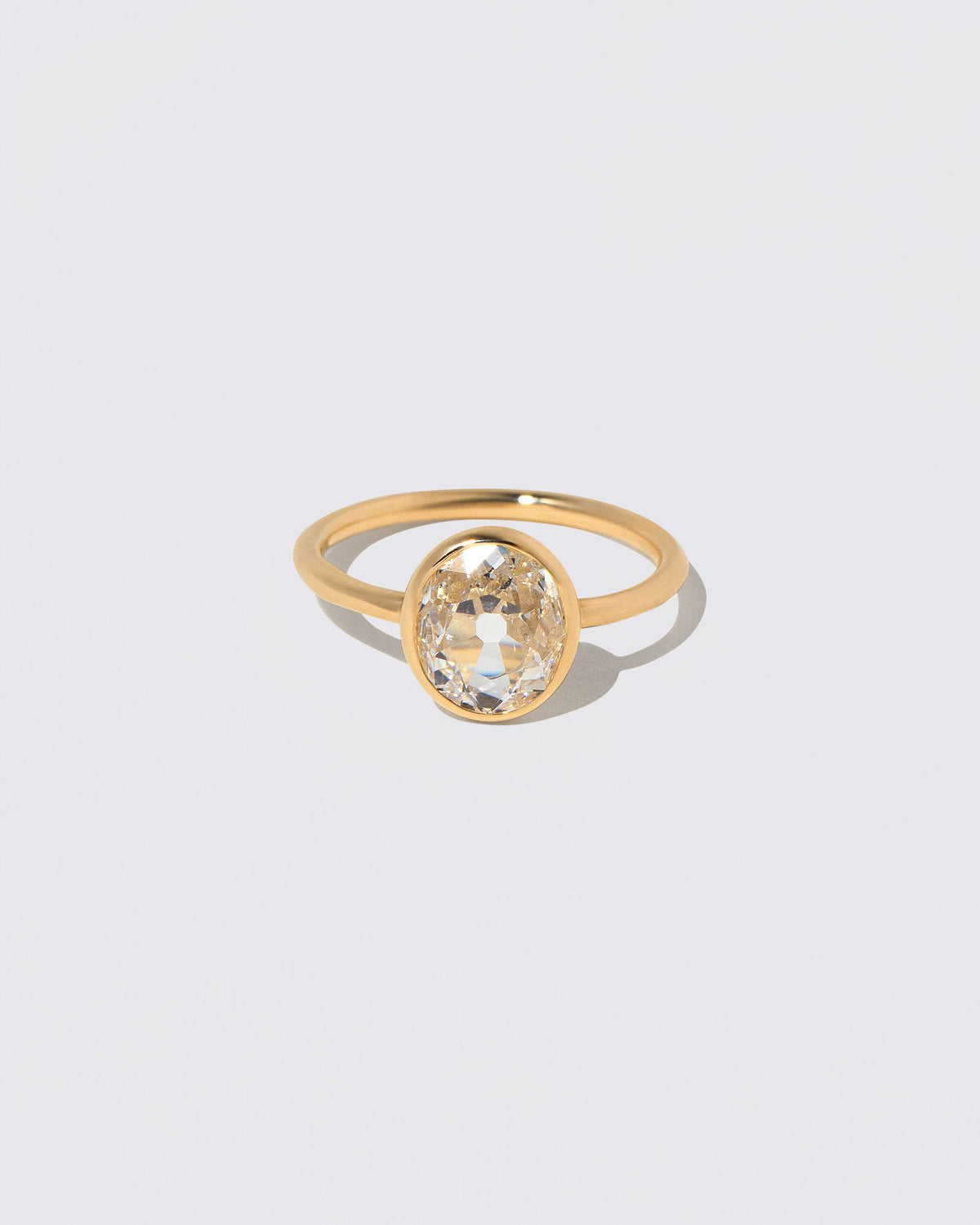 Gusher Diamond Ring 048 on light color background.