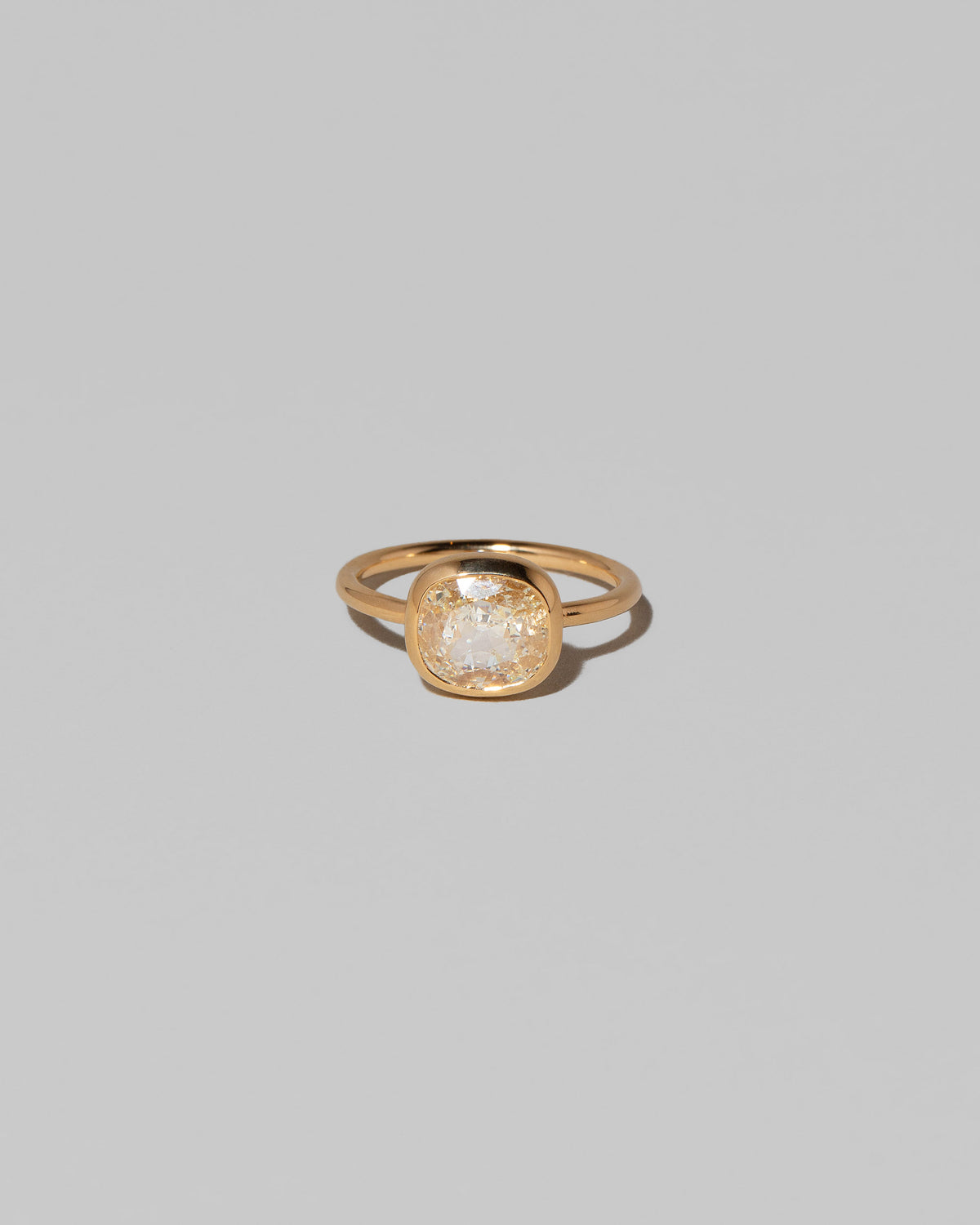 Gusher Diamond Ring 015 on light color background.