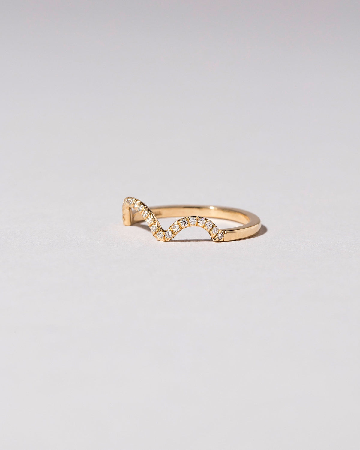  Wiggle Band - Pavé on light color background.