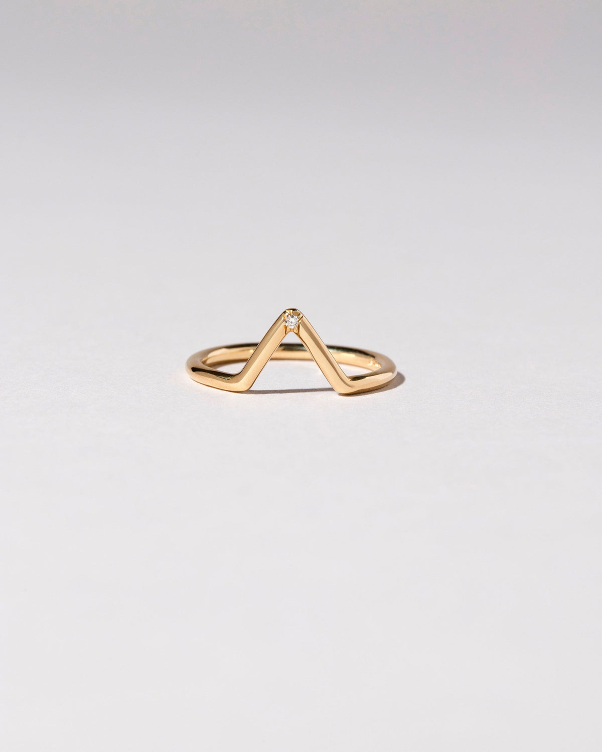  Triangle Band - Single Stone on light color background.