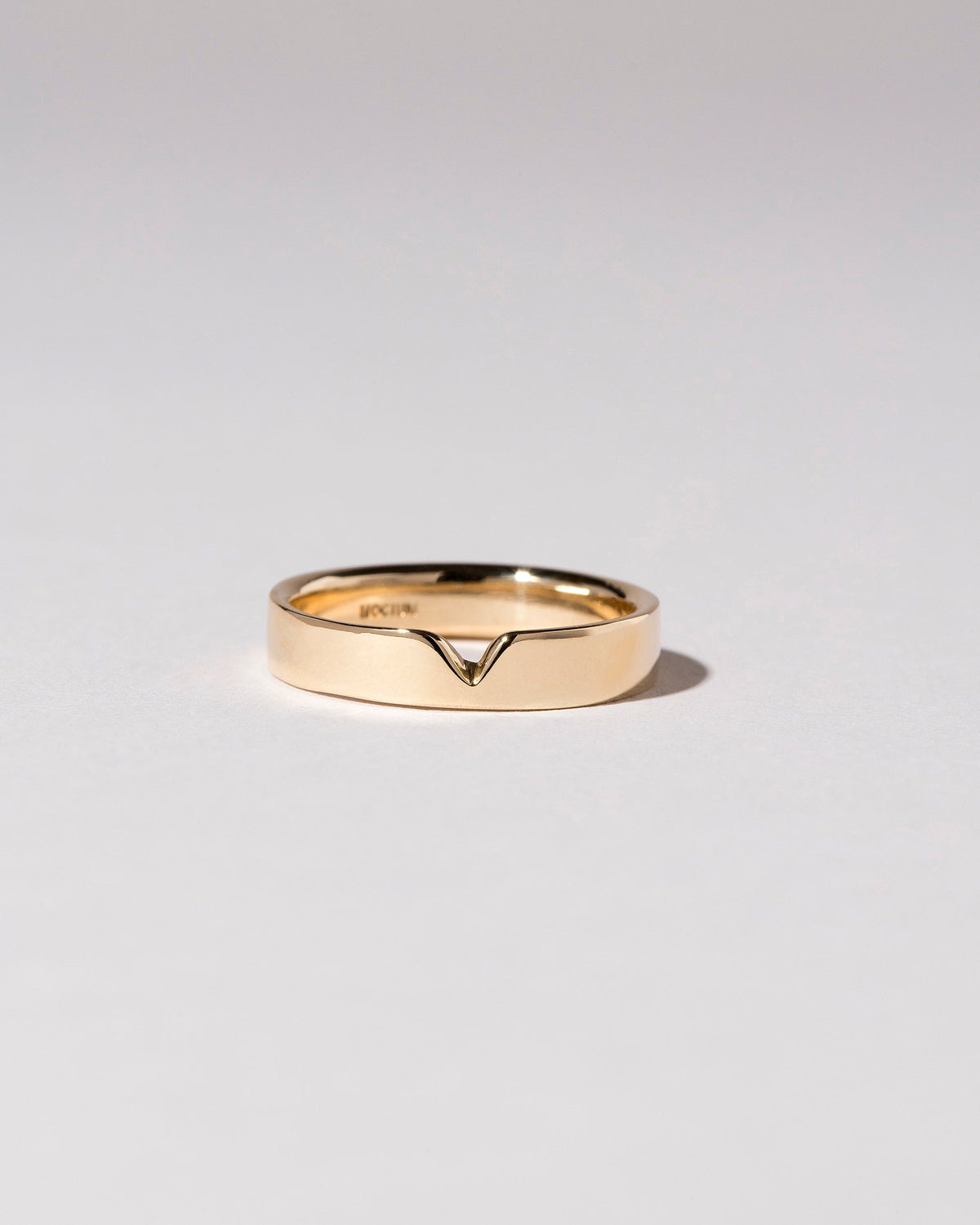  Triangle Notch Band - 5mm on light color background.