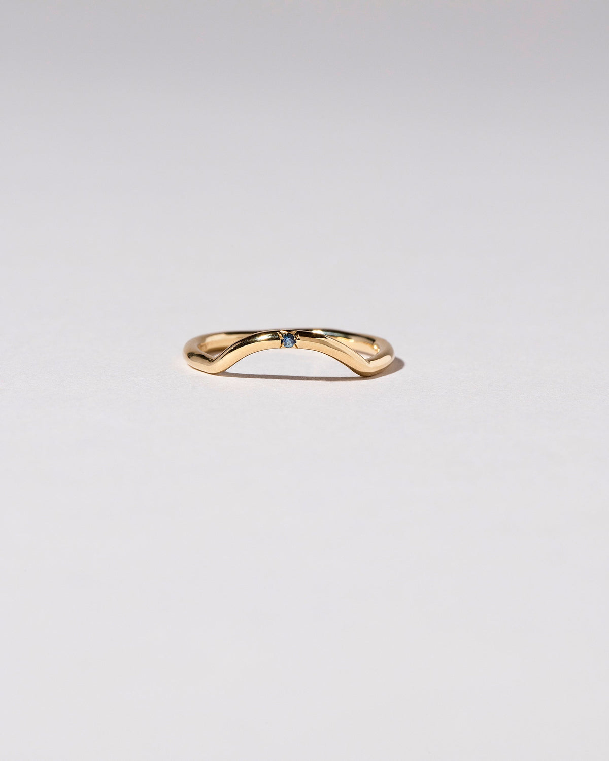  Mini Curve Band - Single Stone on light color background.