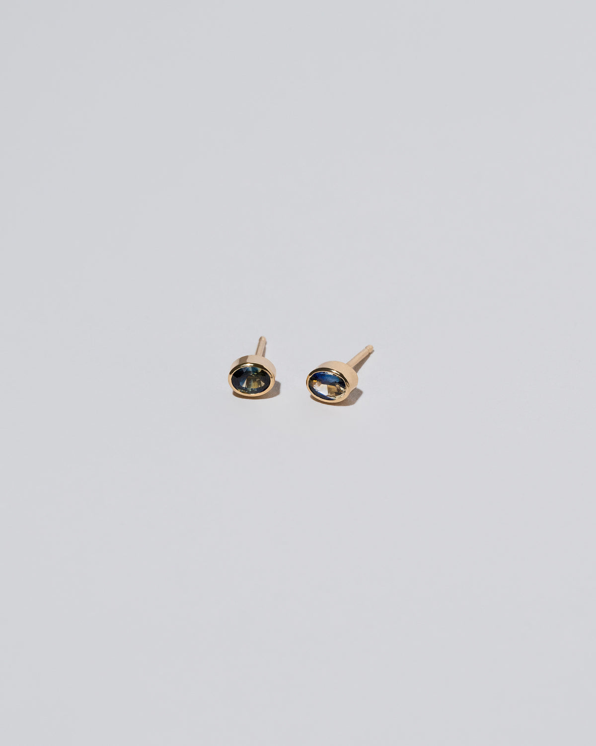 Oval Stud - Bicolor Sapphire on light color background.