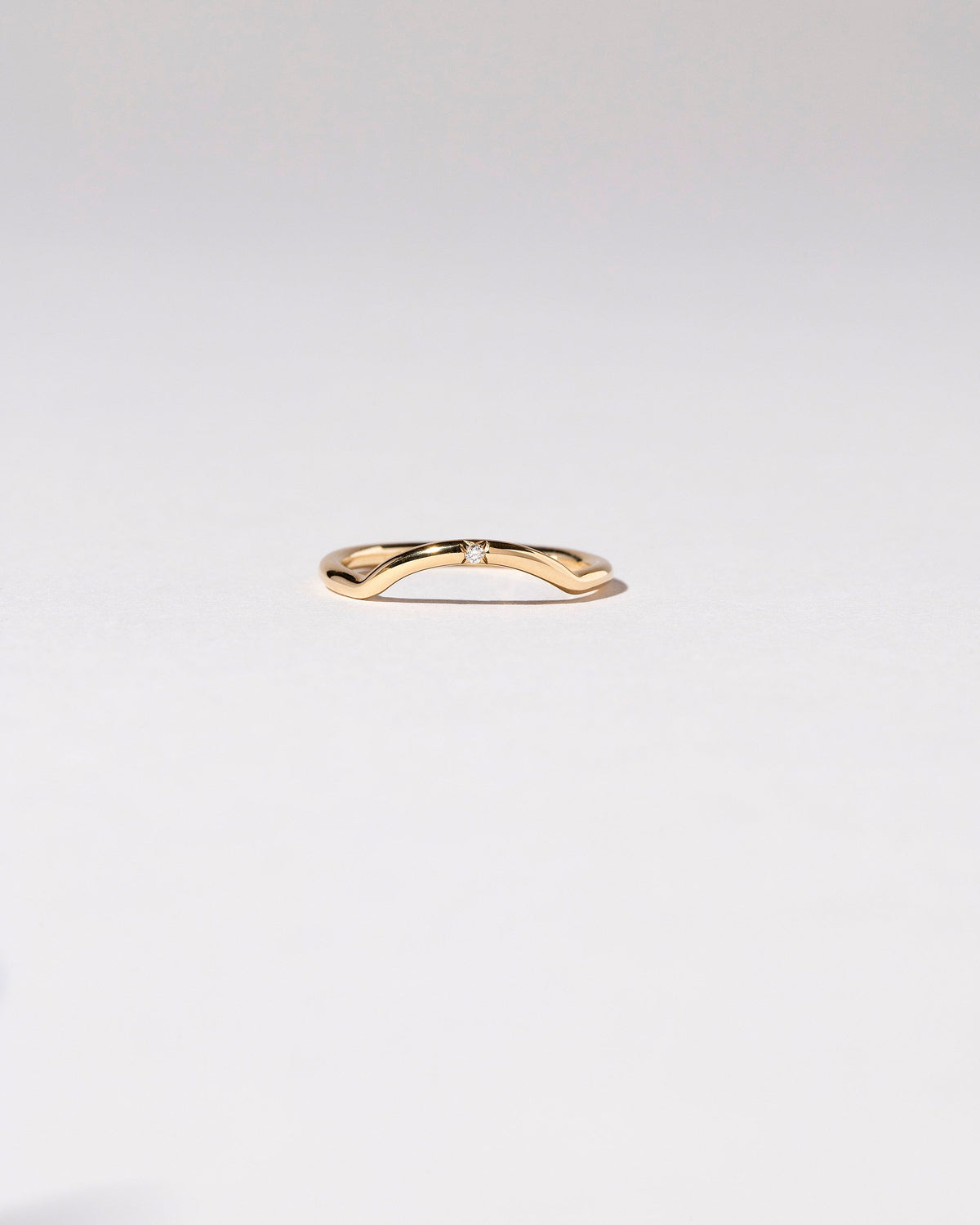  Mini Curve Band - Single Stone on light color background.