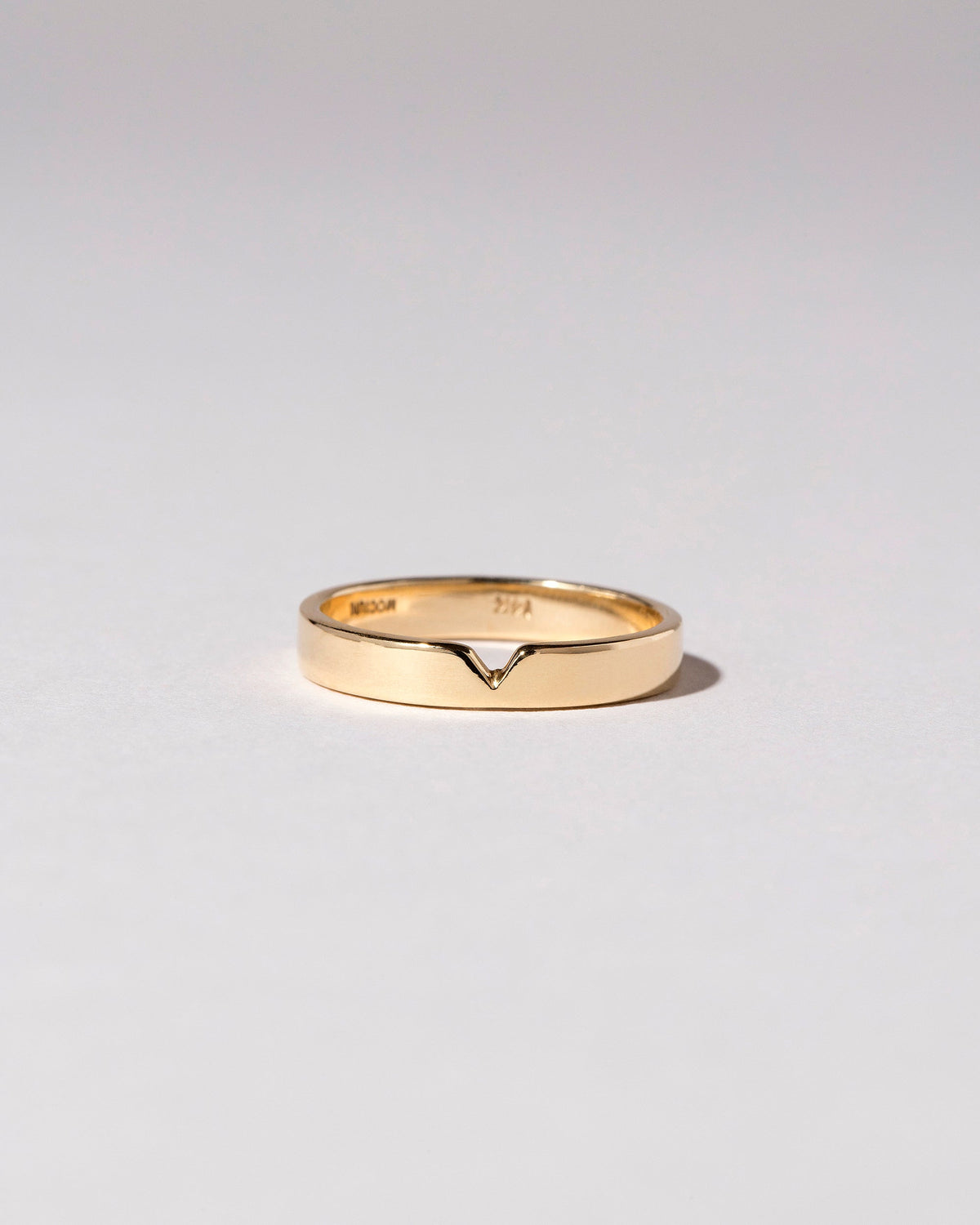  Triangle Notch Band - 4mm on light color background.