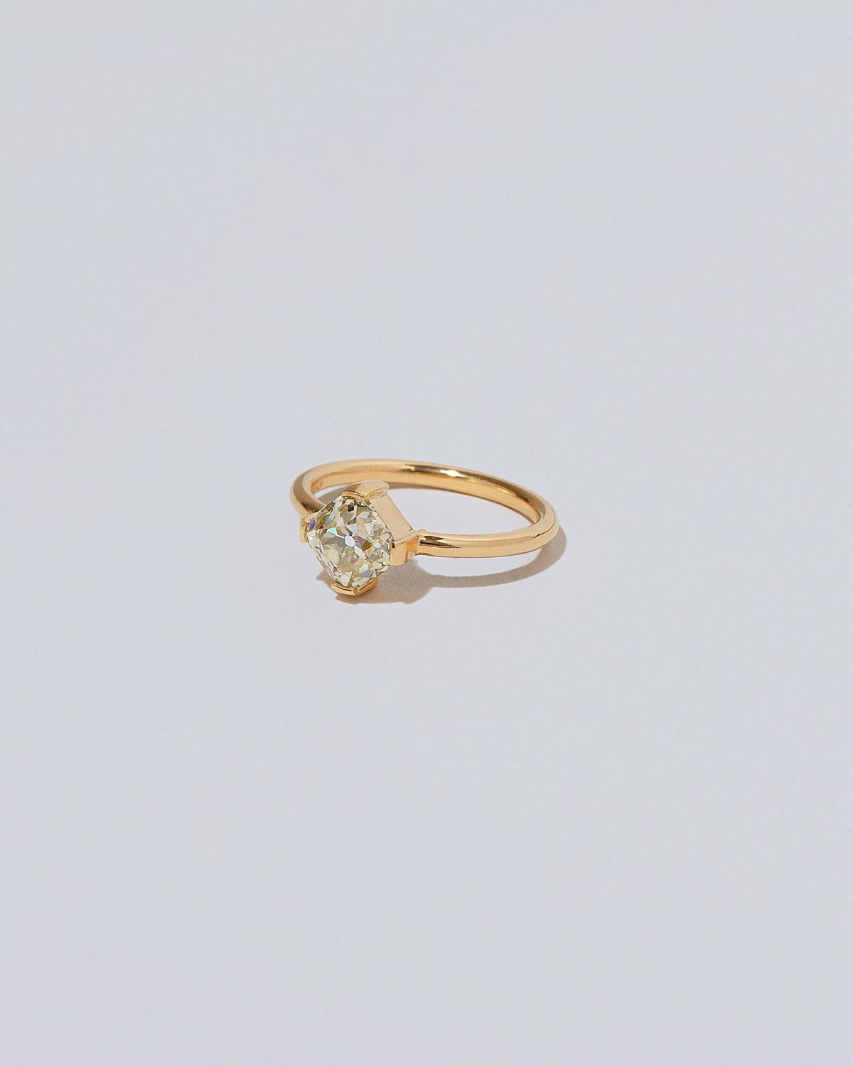 View from the side of the Tendu Ring on light color background.